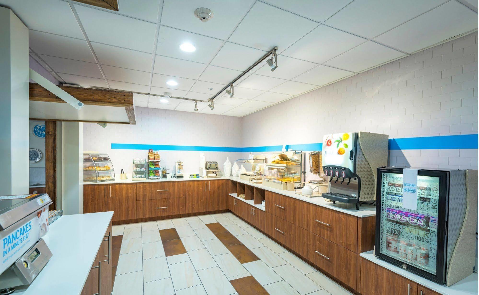 Holiday Inn Express Peoria North - Glendale By Ihg Exterior photo